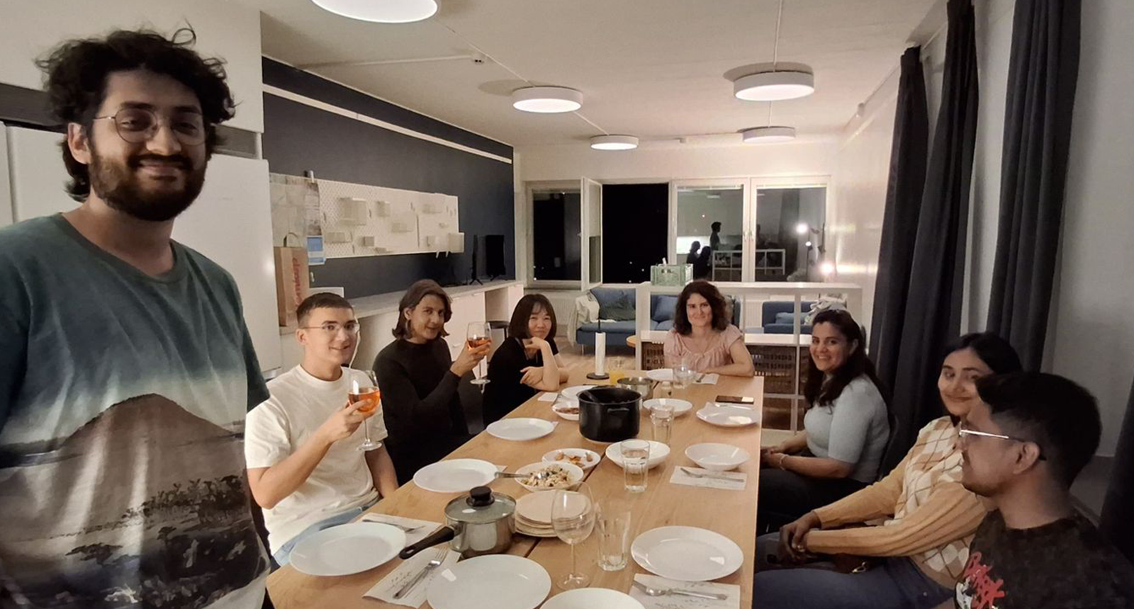 Nyinflyttade studenter samlade för middag i Språkskrapan